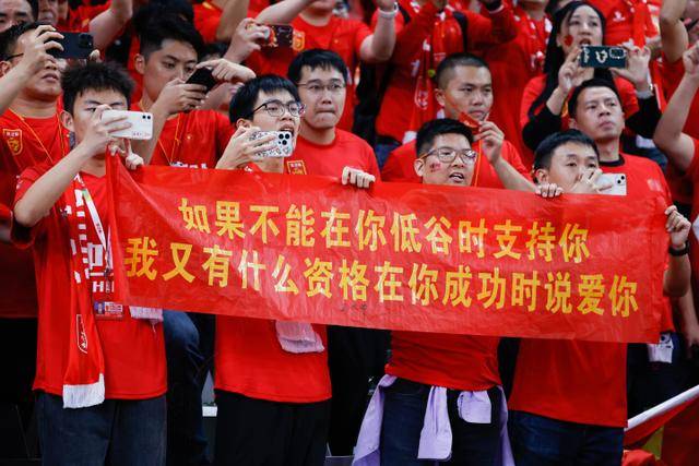 微胖小姐姐完美驾驭黑色紧身裙，气质出众